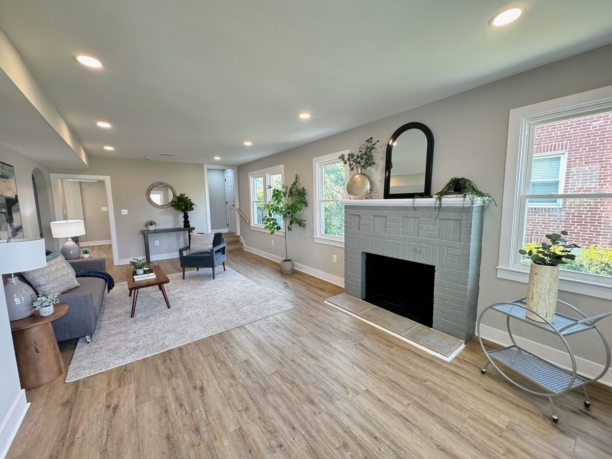 Salon rénové — 732 S Beechfield Ave, Baltimore